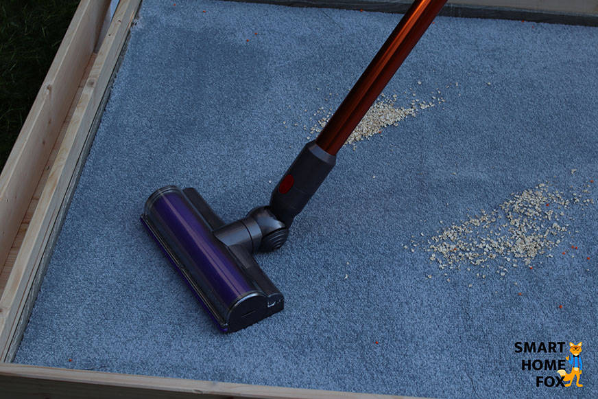 Dyson V10 пылесосит ковер